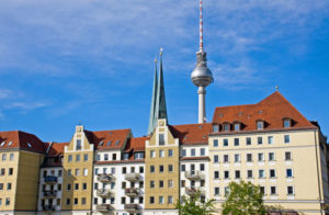 Eine Häuserzeile und der Berliner Funkturm im Hintergrund