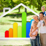 Eine Familie mit zwei Kindern im Park und im das Zeichen für Energieeffizienz