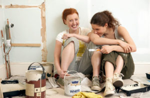 Zwei Frauen machen Pause beim Renovieren
